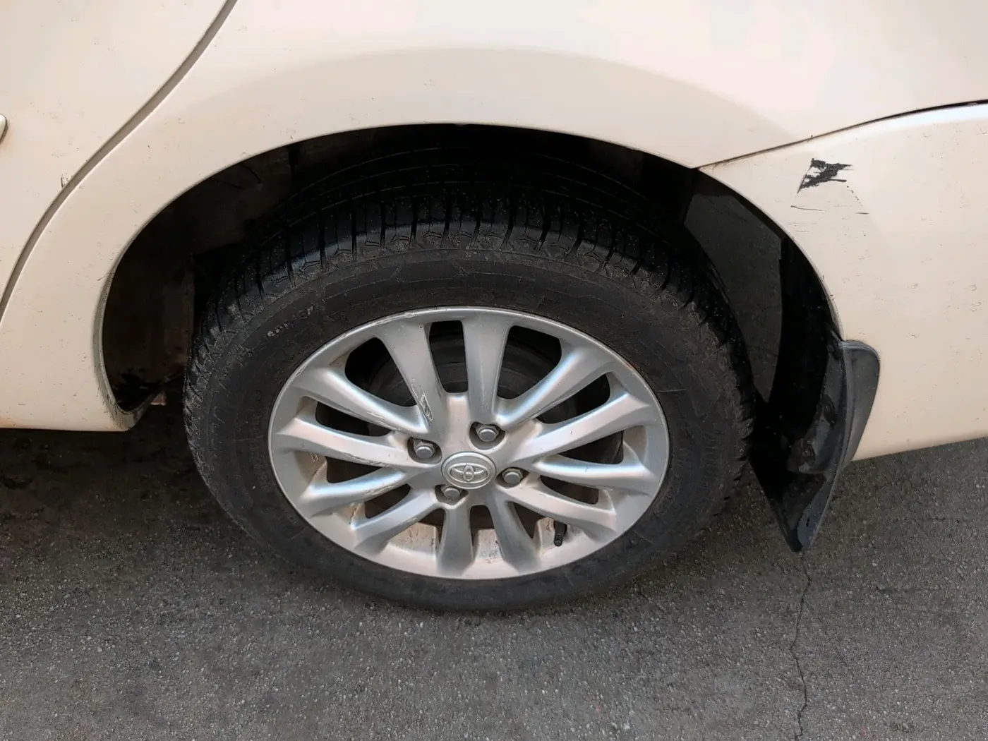 2015 Toyota Etios VX, Petrol, Manual, 1,69,373 km, tyre