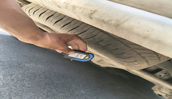 2014 Toyota Innova 2.5 GX 8 STR, Diesel, Manual, 2,03,247 km, tyre