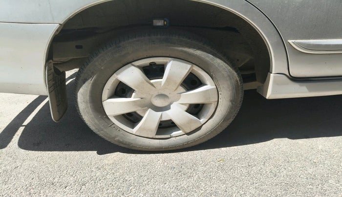 2014 Toyota Innova 2.5 GX 8 STR, Diesel, Manual, 2,03,247 km, tyre