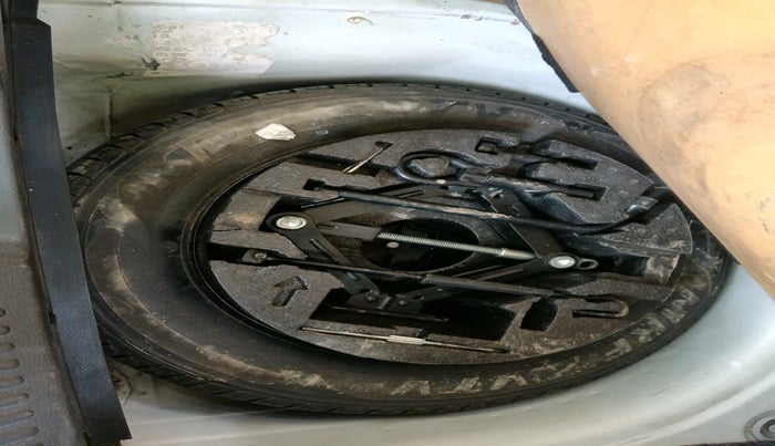 2017 Volkswagen Polo COMFORTLINE 1.2L, Petrol, Manual, 96,005 km, tyre