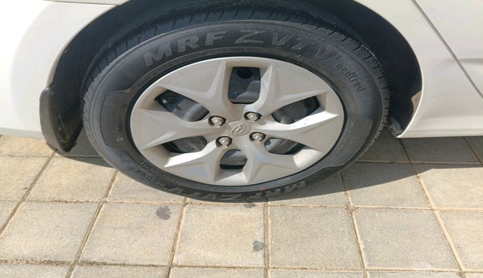 2016 Hyundai Verna FLUIDIC 4S 1.4 VTVT, Petrol, Manual, 51,745 km, tyre