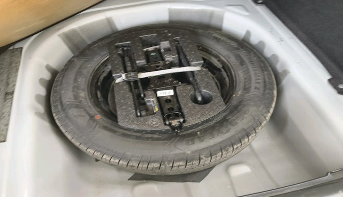 2022 Volkswagen VIRTUS TOPLINE TSI 1.0 MT, Petrol, Manual, 30,038 km, tyre