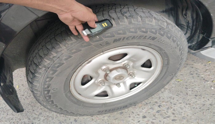 2015 Tata Safari Storme 2.2 EX 4X2, Diesel, Manual, 71,428 km, tyre