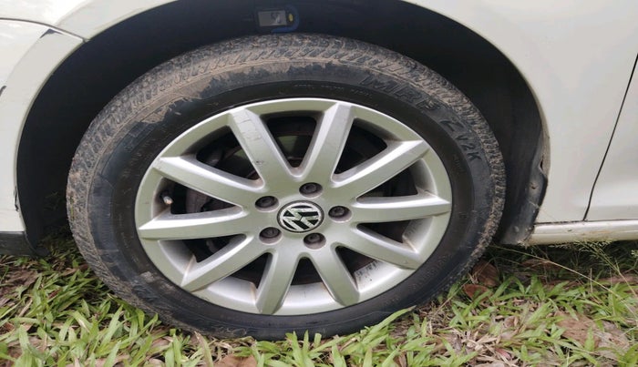 2010 Volkswagen Jetta TRENDLINE 2.0L TDI, Diesel, Manual, 1,00,740 km, tyre