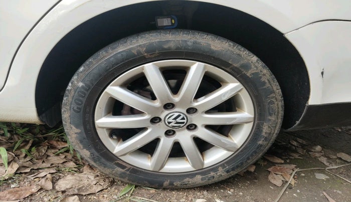 2010 Volkswagen Jetta TRENDLINE 2.0L TDI, Diesel, Manual, 1,00,740 km, tyre