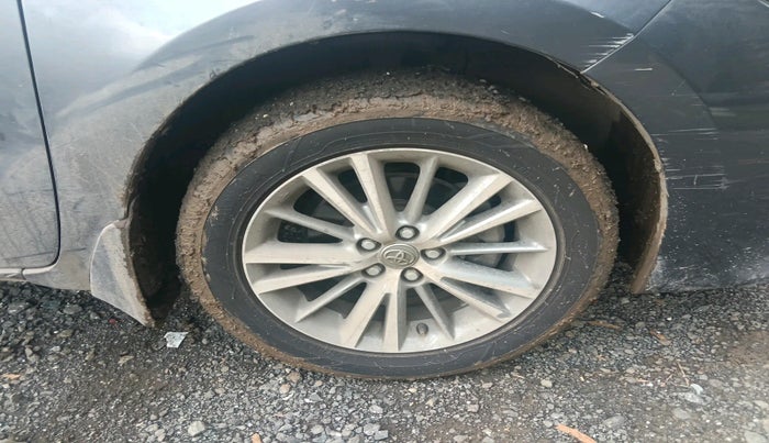 2014 Toyota Corolla Altis VL AT PETROL, Petrol, Automatic, 1,01,774 km, tyre