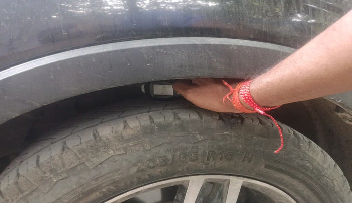 2022 Mahindra XUV300 W6 1.5 Diesel, Diesel, Manual, 1,02,667 km, tyre