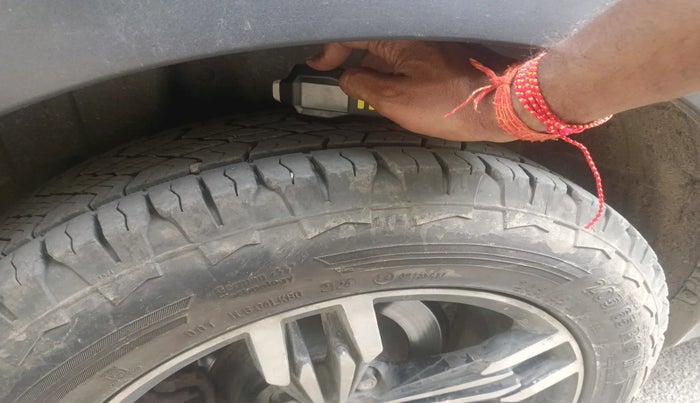 2022 Mahindra XUV300 W6 1.5 Diesel, Diesel, Manual, 1,02,667 km, tyre