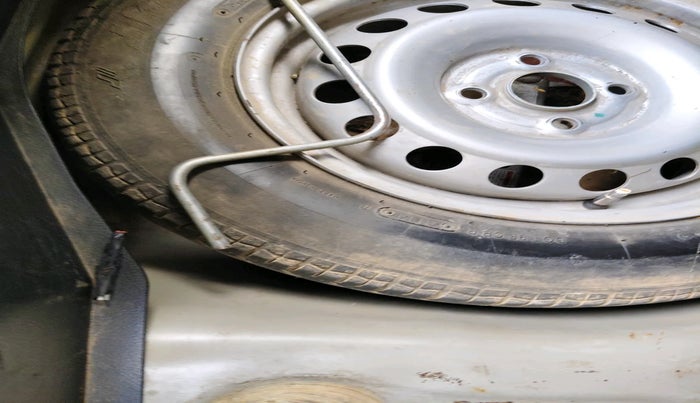 2015 Maruti Swift LXI (O), Petrol, Manual, 94,783 km, tyre