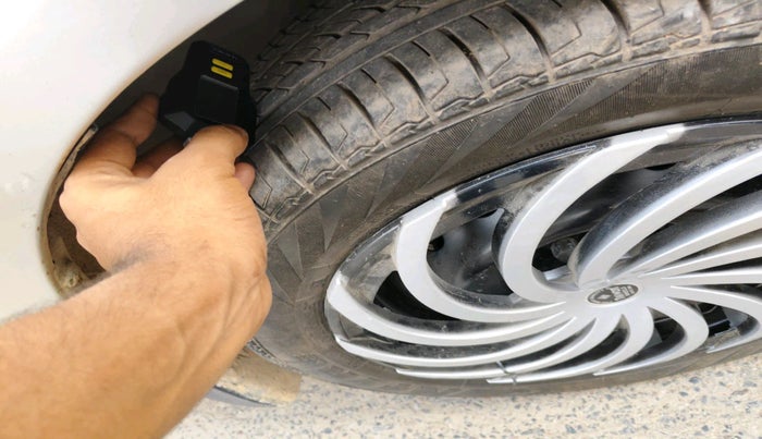 2015 Maruti Swift LXI (O), Petrol, Manual, 94,783 km, tyre