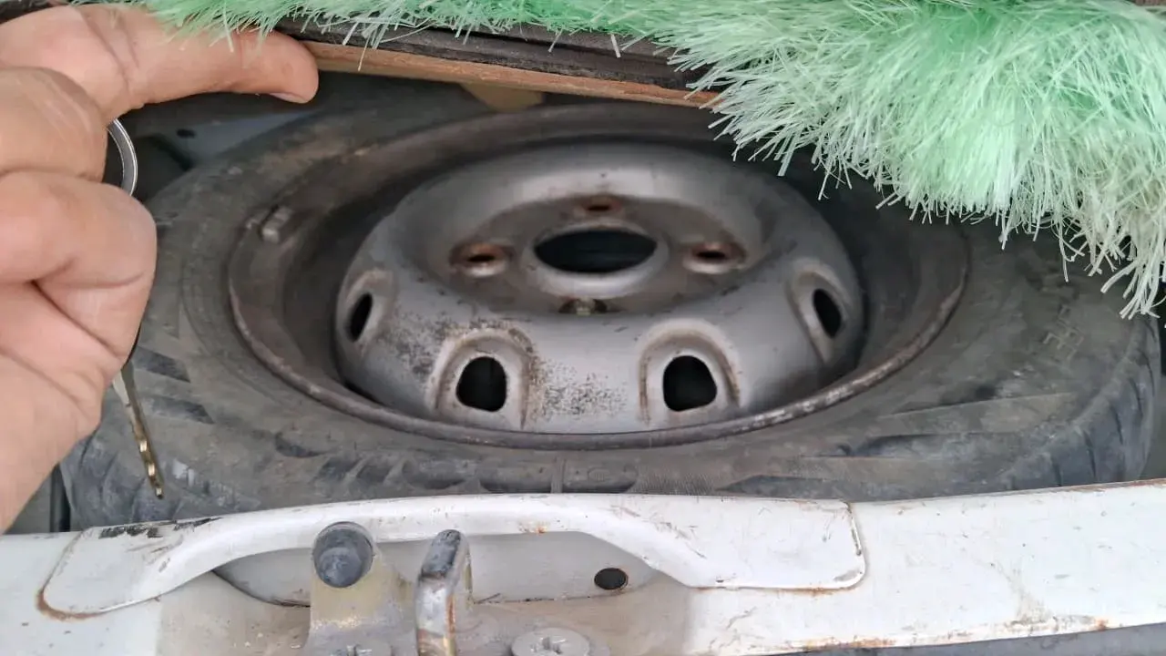 2010 Maruti 800 AC, Petrol, Manual, 50,000 km, tyre