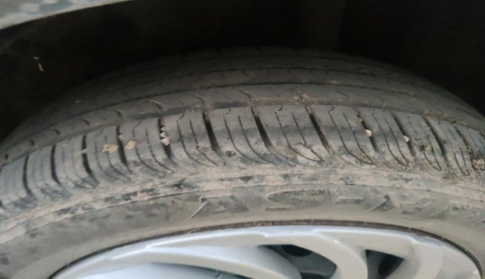 2015 Ford Ecosport AMBIENTE 1.5L DIESEL, Diesel, Manual, 1,00,486 km, tyre