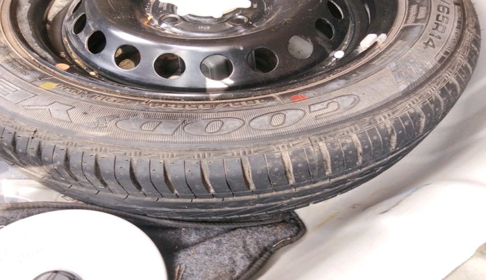 2016 Hyundai Xcent SX 1.2, Petrol, Manual, 1,28,225 km, tyre