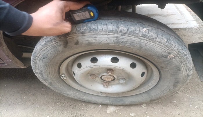 2011 Maruti Alto LXI CNG, Petrol, Manual, 1,08,070 km, tyre