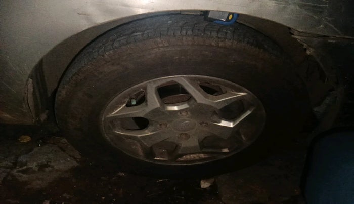 2013 Mahindra Verito Vibe CS 1.5 D6, Diesel, Manual, 1,79,590 km, tyre