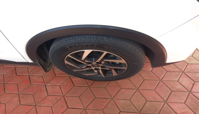 2022 Mahindra XUV300 W8 (O) 1.2 PETROL, Petrol, Manual, 16,453 km, tyre