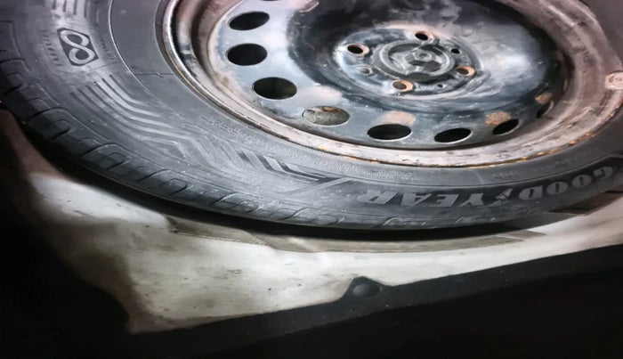 2010 Fiat Grand Punto ACTIVE 1.3, Diesel, Manual, 2,58,549 km, tyre