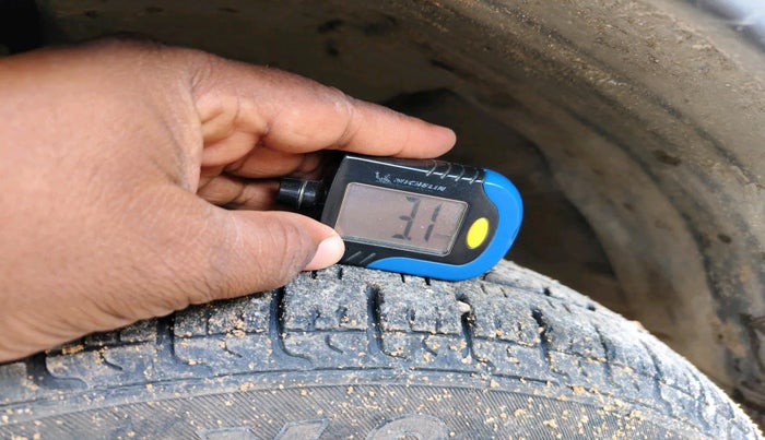 2016 Renault Kwid RXT 1.0 AMT, Petrol, Automatic, 64,098 km, tyre