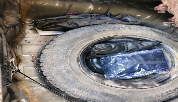 2016 Renault Kwid RXT 1.0 AMT, Petrol, Automatic, 64,098 km, tyre