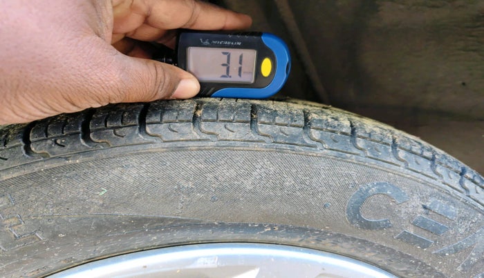 2016 Renault Kwid RXT 1.0 AMT, Petrol, Automatic, 64,098 km, tyre