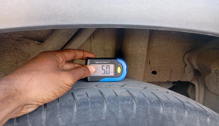 2016 Mahindra Kuv100 K8 6 STR, Petrol, Manual, 57,612 km, tyre