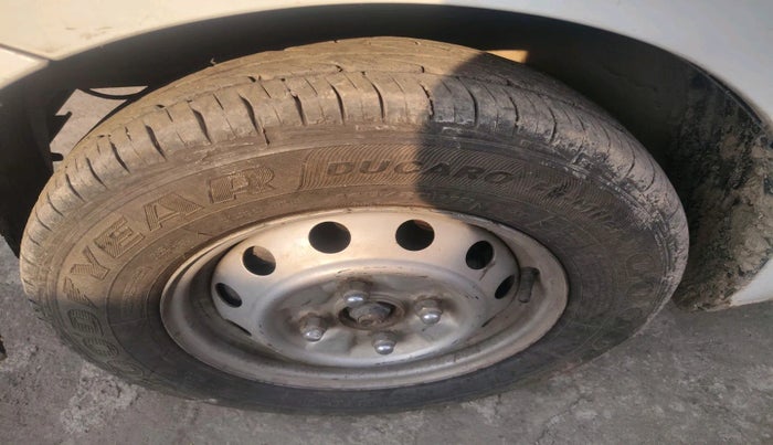 2015 Hyundai Eon ERA +, Petrol, Manual, 1,10,516 km, tyre