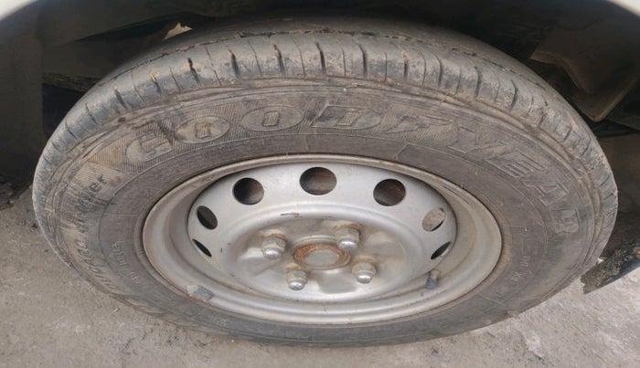 2015 Hyundai Eon ERA +, Petrol, Manual, 1,10,516 km, tyre