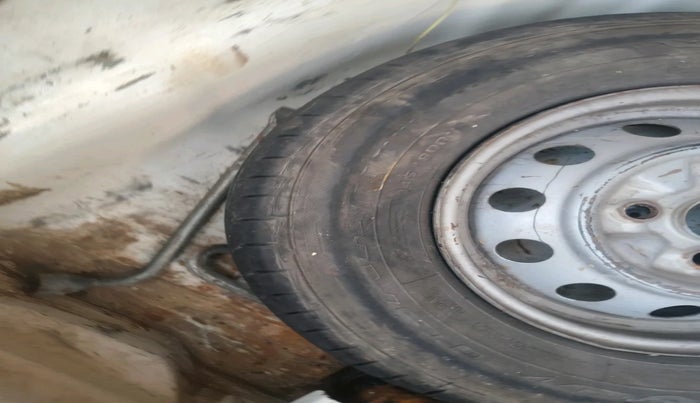 2015 Hyundai Eon ERA +, Petrol, Manual, 1,10,516 km, tyre