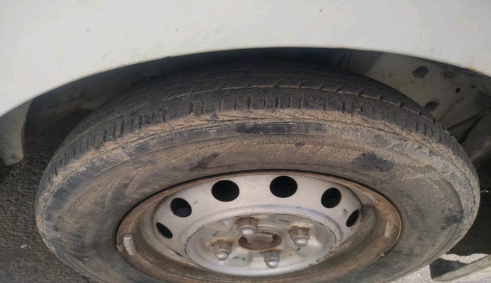 2015 Hyundai Eon ERA +, Petrol, Manual, 1,10,516 km, tyre