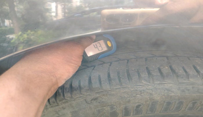 2013 Volkswagen Vento HIGHLINE DIESEL 1.6, Diesel, Manual, 1,00,537 km, tyre