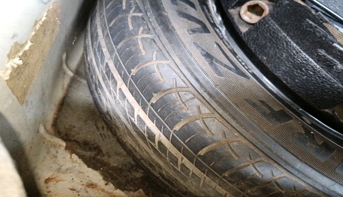 2016 Volkswagen Ameo HIGHLINE1.5L, Diesel, Manual, 1,44,767 km, tyre