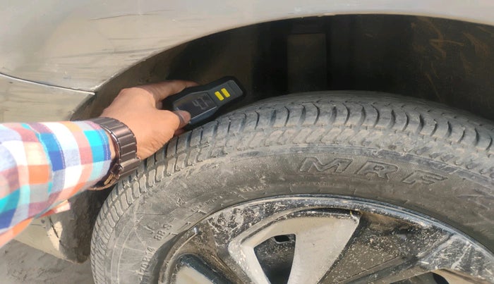 2011 Skoda Rapid AMBITION 1.6 MPI MT, Petrol, Manual, 71,080 km, tyre