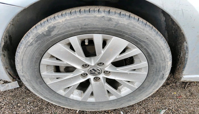 2014 Volkswagen Vento HIGHLINE 1.5 AT, Diesel, Automatic, 1,24,953 km, tyre