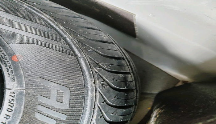 2014 Volkswagen Vento HIGHLINE 1.5 AT, Diesel, Automatic, 1,24,953 km, tyre