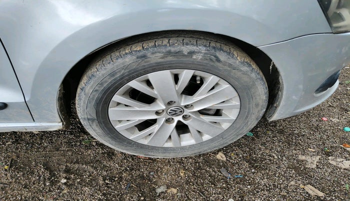 2014 Volkswagen Vento HIGHLINE 1.5 AT, Diesel, Automatic, 1,24,953 km, tyre