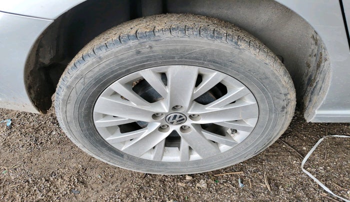 2014 Volkswagen Vento HIGHLINE 1.5 AT, Diesel, Automatic, 1,24,953 km, tyre