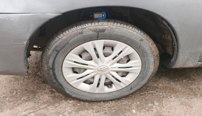 2010 Toyota Innova 2.5 G4 7 STR, Diesel, Manual, 2,38,945 km, tyre