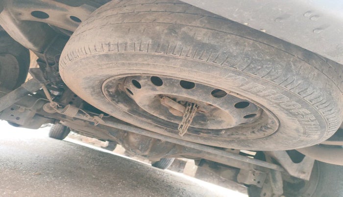 2010 Toyota Innova 2.5 G4 7 STR, Diesel, Manual, 2,38,945 km, tyre