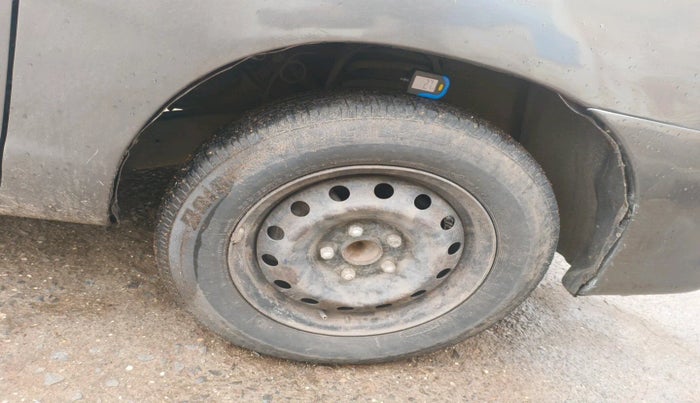 2010 Toyota Innova 2.5 G4 7 STR, Diesel, Manual, 2,38,945 km, tyre