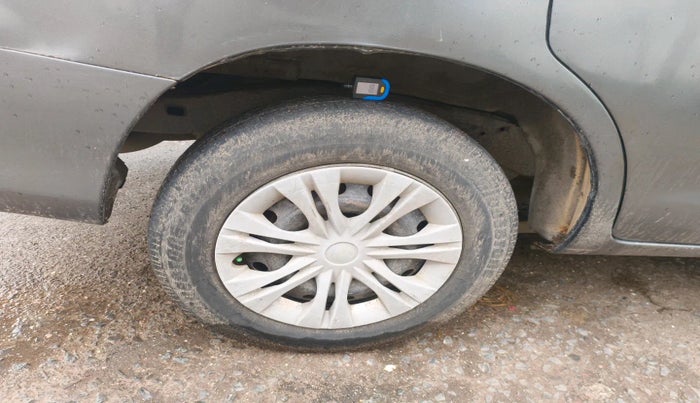 2010 Toyota Innova 2.5 G4 7 STR, Diesel, Manual, 2,38,945 km, tyre