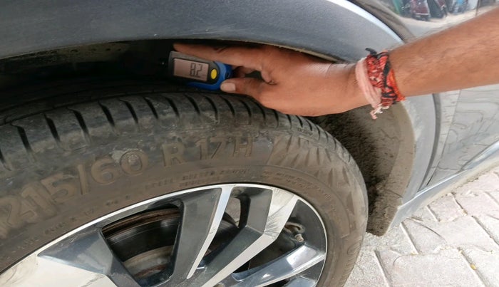 2020 Mahindra XUV300 W8 (O) 1.5 DIESEL, Diesel, Manual, 1,53,569 km, tyre