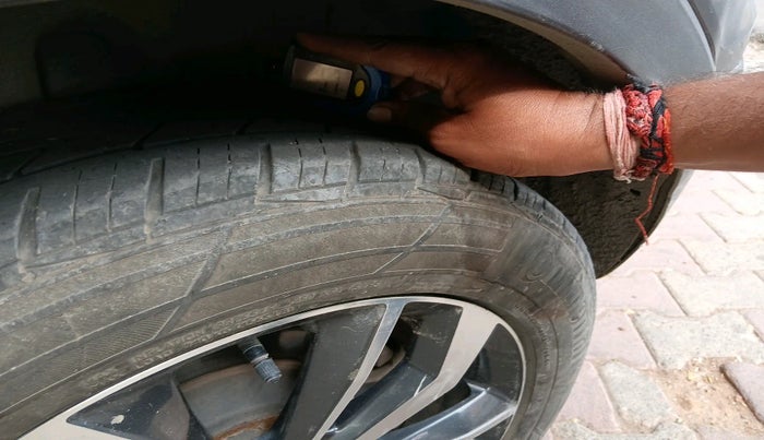 2020 Mahindra XUV300 W8 (O) 1.5 DIESEL, Diesel, Manual, 1,53,569 km, tyre