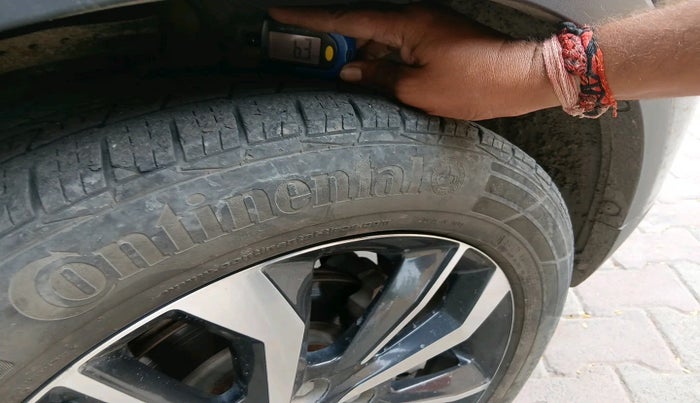 2020 Mahindra XUV300 W8 (O) 1.5 DIESEL, Diesel, Manual, 1,53,569 km, tyre