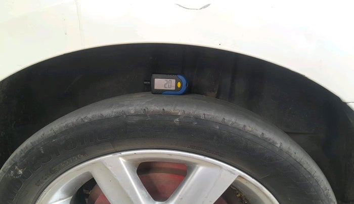 2011 Volkswagen Vento HIGHLINE 1.6 MPI, Petrol, Manual, 91,027 km, tyre