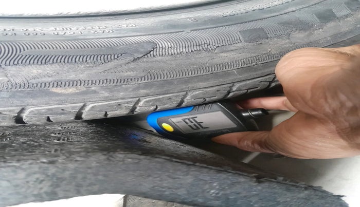 2011 Volkswagen Vento HIGHLINE 1.6 MPI, Petrol, Manual, 91,027 km, tyre