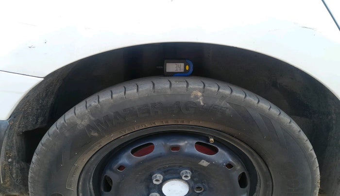 2011 Volkswagen Vento HIGHLINE 1.6 MPI, Petrol, Manual, 91,027 km, tyre