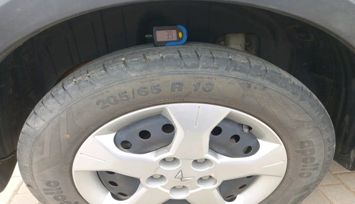 2023 Mahindra XUV300 W6 1.5 Sunroof Diesel, Diesel, Manual, 40,342 km, tyre