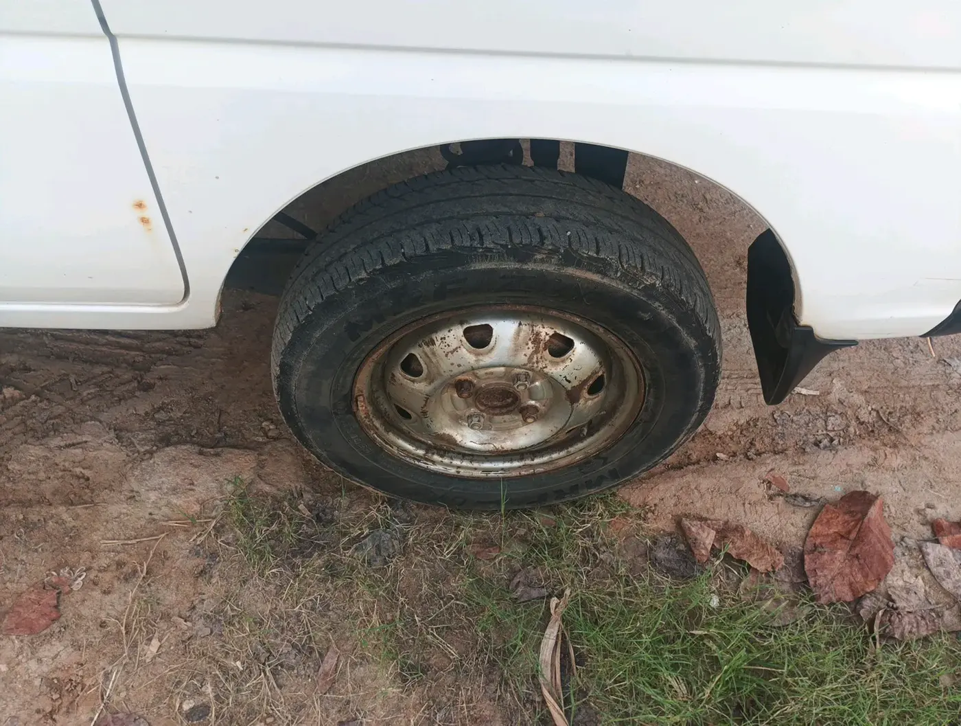 2013 Maruti Eeco 5 STR WITH A/C+HTR, Petrol, Manual, 1,25,930 km, tyre