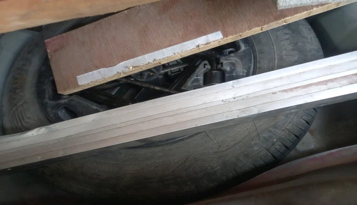 2011 Hyundai i10 MAGNA 1.2, Petrol, Manual, 1,21,165 km, tyre