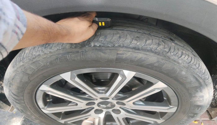 2022 Mahindra XUV700 AX 7 LUXURY D AT 7 STR, Diesel, Automatic, 33,788 km, tyre